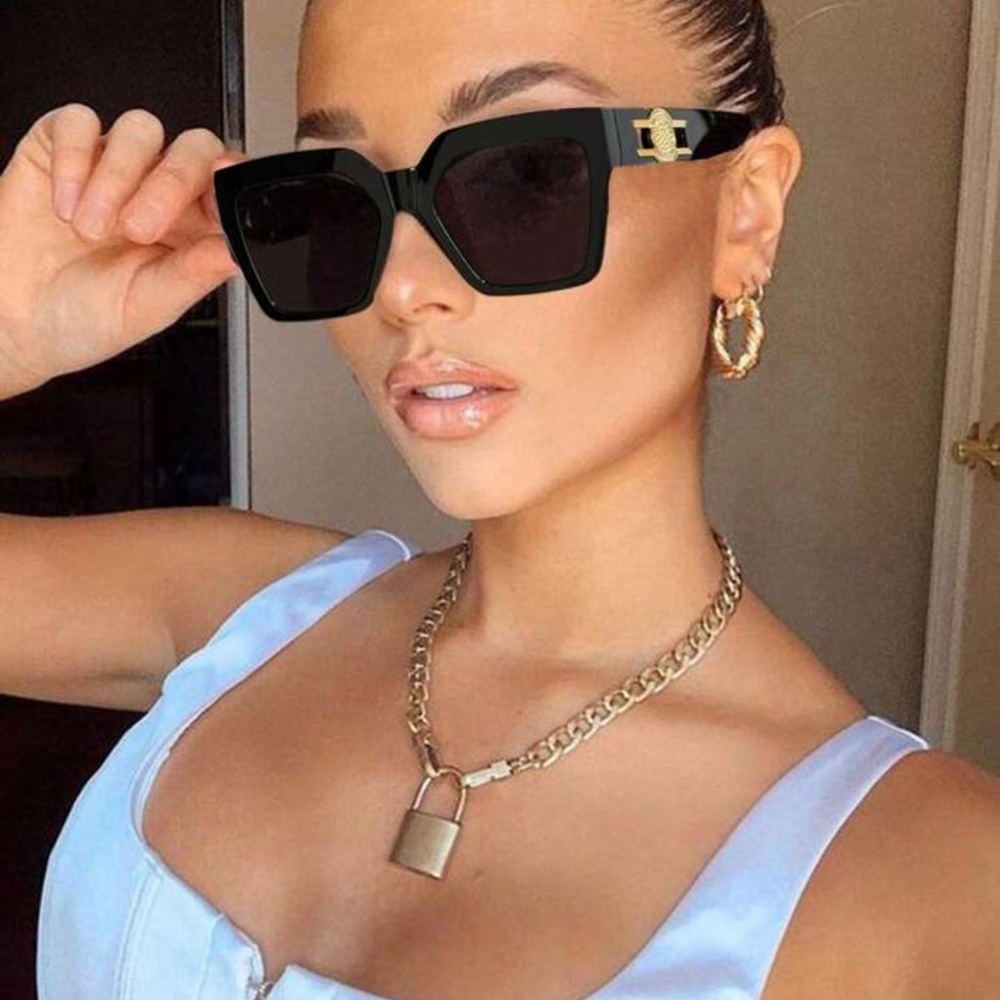 1pc Women's Fashionable Black Square Frame Eyeglasses Beach Accessories